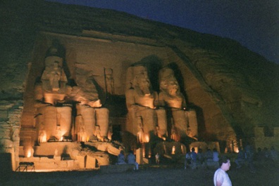 ABU SIMBEL : 
les colosses de Rams&egrave;s II, 
hauts de 20 m.